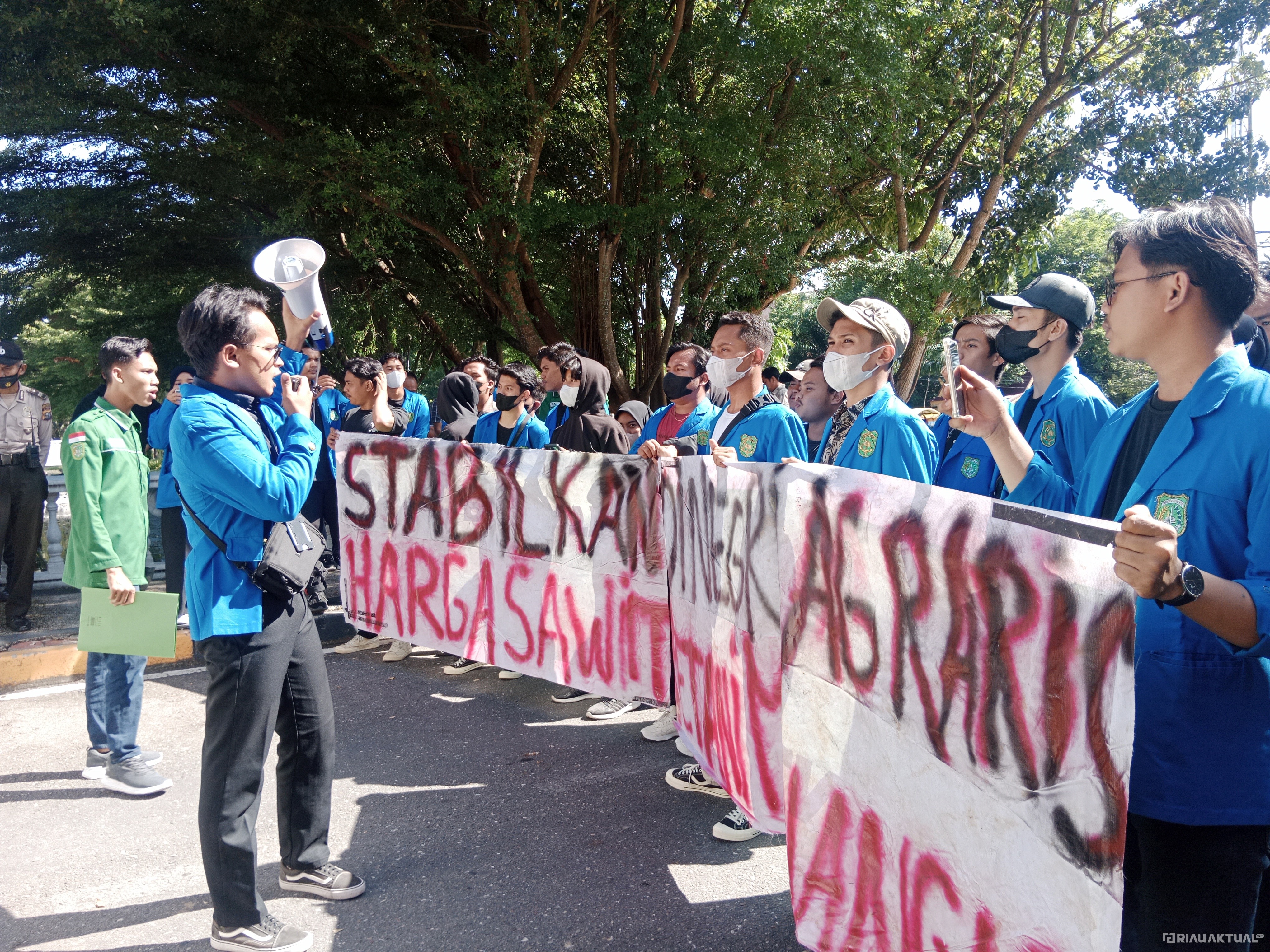 Harga Sawit Kian Anjlok, Mahasiswa Pertanian UIR Datangi DPRD Riau