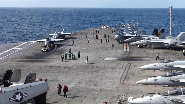 Pesawat Angkatan Laut AS Jatuh di Laut Filipina, 8 Orang Selamat