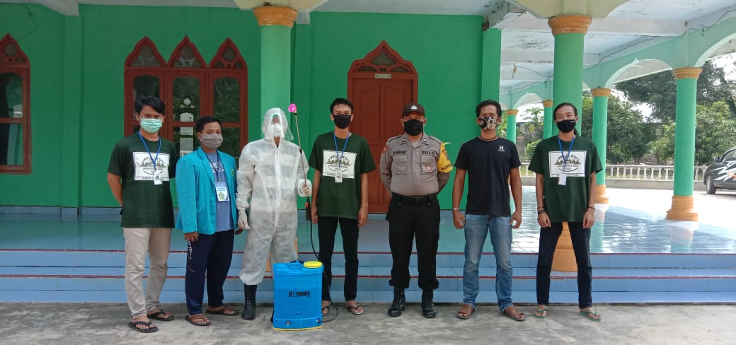 PENYEMPROTAN DISINFEKTAN DI DESA BANGKO SEMPURNA OLEH MAHASISWA KUKERTA  BALIK KAMPUNG UNIVERSITAS RIAU
