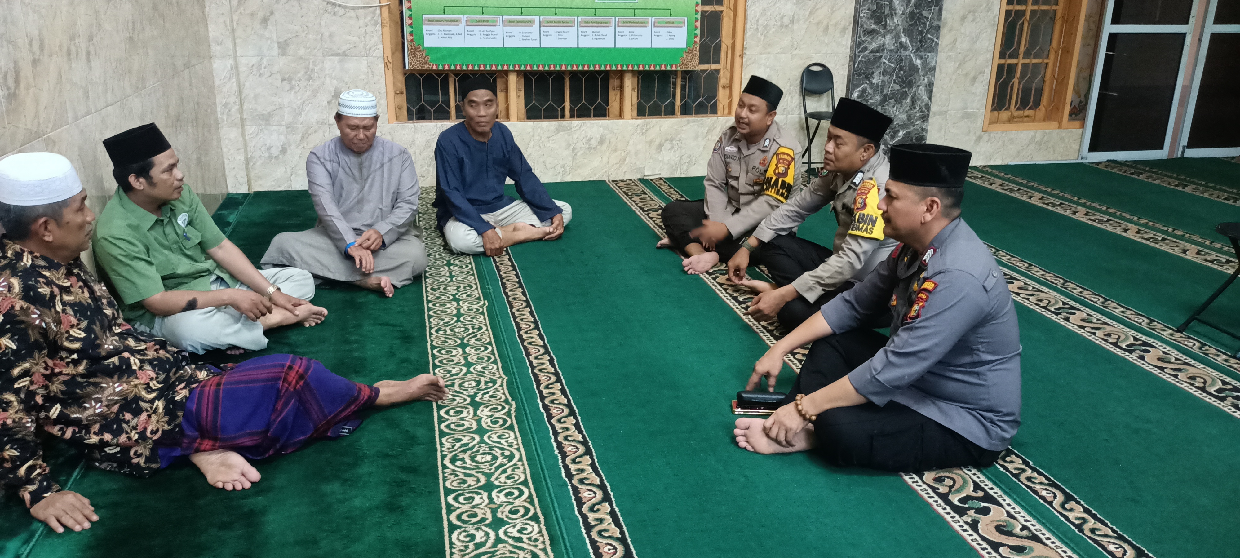 Bripka Jimmy Shalat Subuh Berjamaah Sembari Sosialisasi Pemilu di Pekanbaru