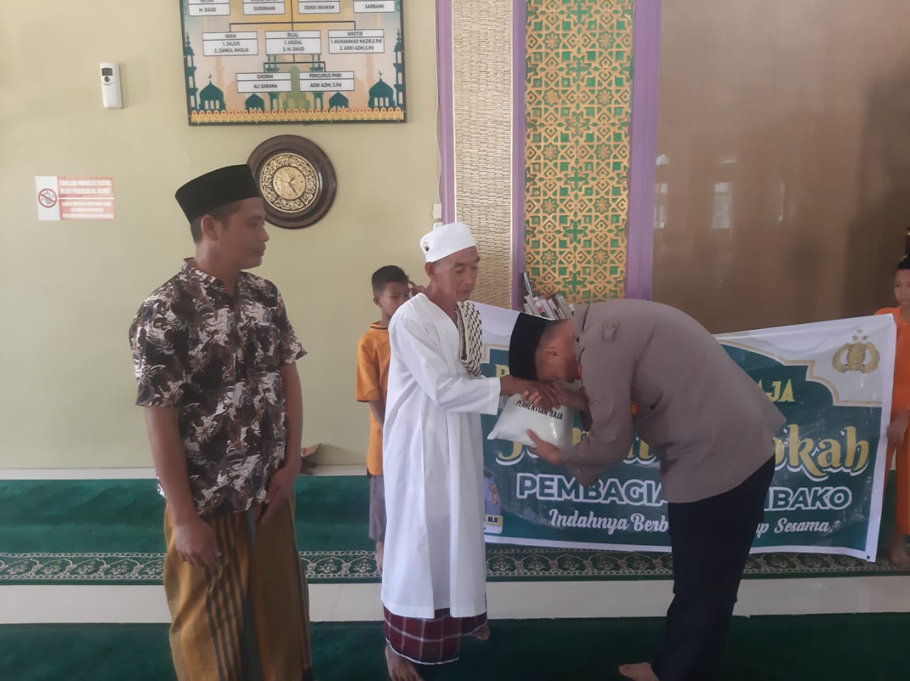 Ipda Riko Sambangi Tokoh Agama di Perhentian Raja Jelang Pemilu 2024