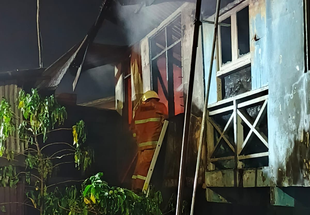 Kebakaran Hebat di Rumbai, Empat Rumah Papan Ludes Terbakar