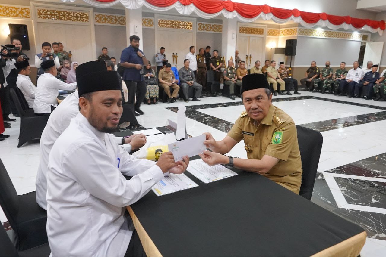 Gubernur dan Wakil Gubernur Riau Serahkan Zakat di Baznas