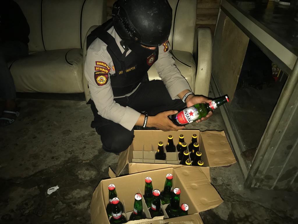 Polisi Temukan 20 Krat Miras di Gudang Tenda Biru di SM Amin Pekanbaru