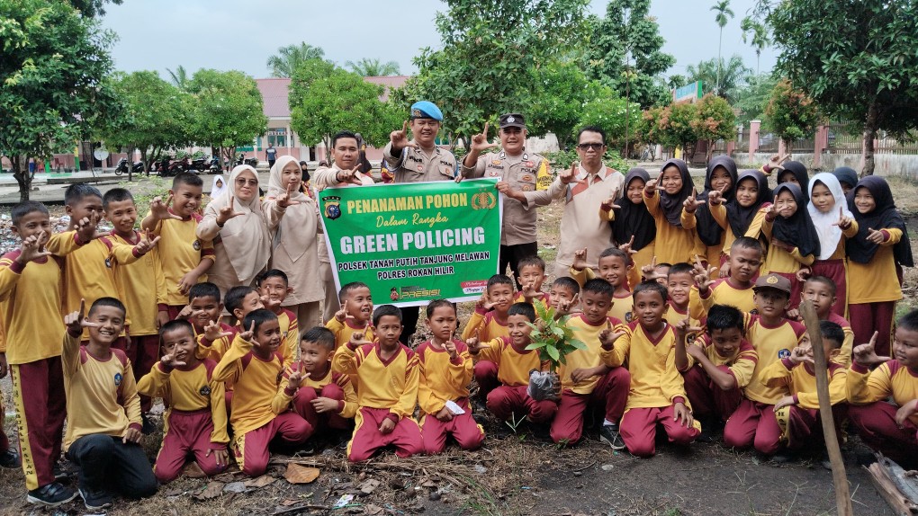 Green Policing, Menaman Bibit Pohon Jadi Asyik di SDN 008 dengan Polsek TPTM