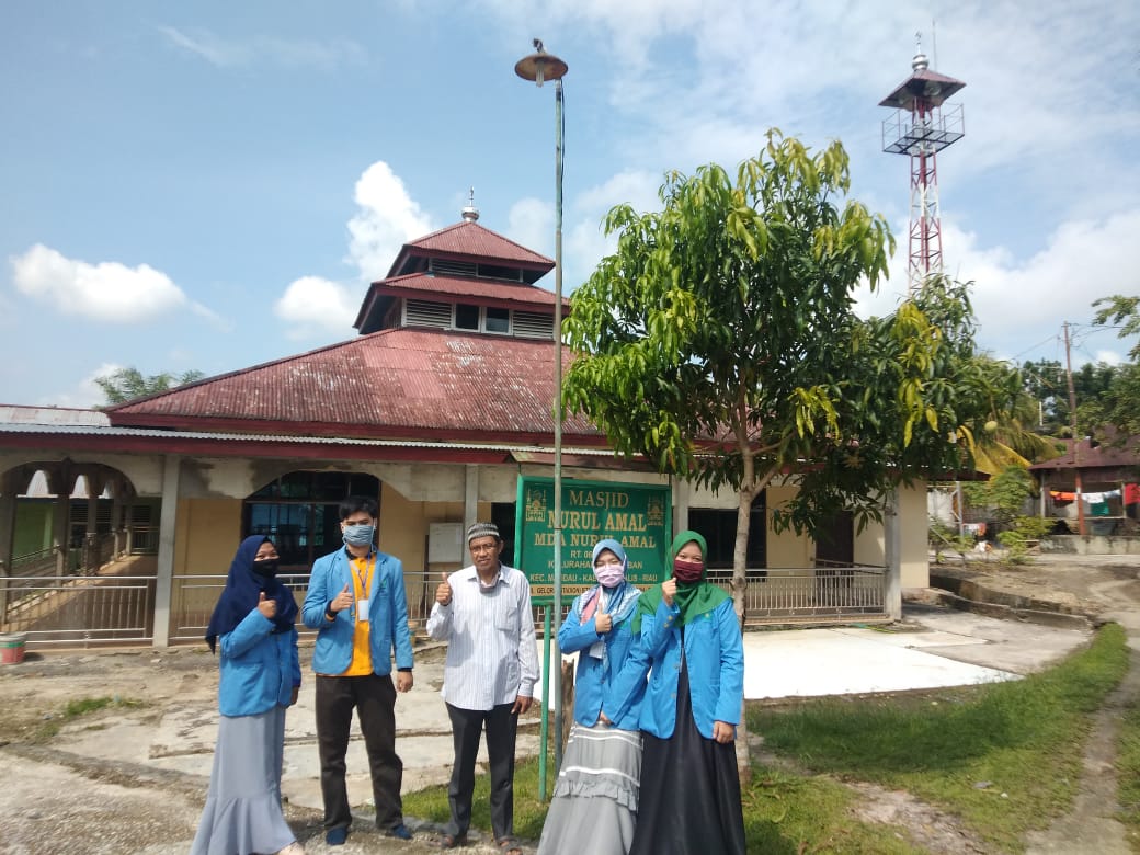Tim KKN-DR Plus UIN Suska Riau Kelurahan Air Jamban Lakukan Giat Sterilisasi Mesjid 