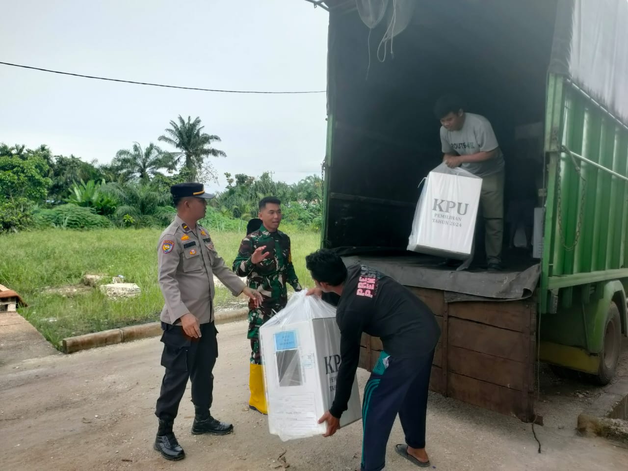 Polsek Pinggir Amankan Pengawalan Logistik Pilkada 2024