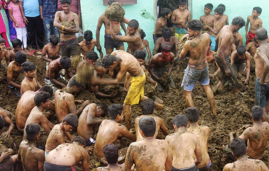 Banyak Warga India Yakini Kotoran Sapi Bisa Sembuhkan Covid-19, Dokter : Tidak Akan Bisa!