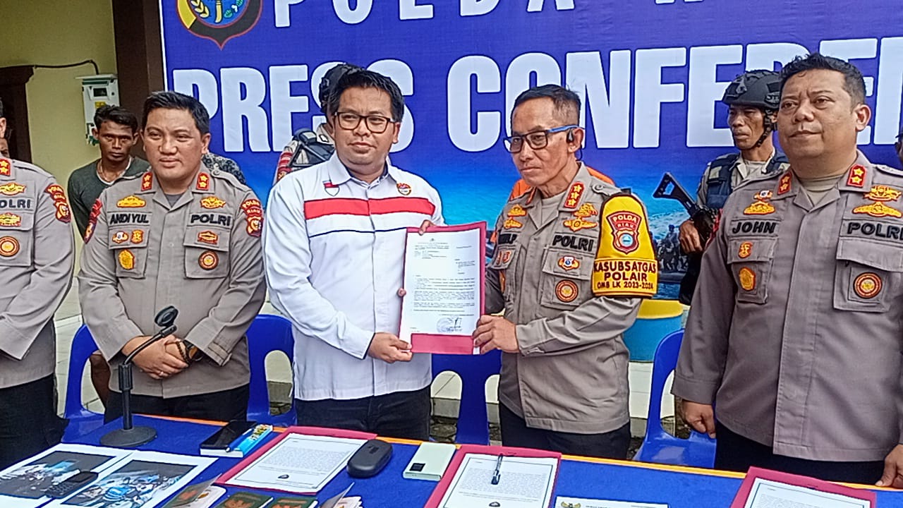 Modus Paspor Palsu, Ditpolairud Polda Riau  Amankan 8 Pekerja Migran Ilegal