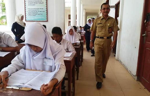 Siswa SMP 2 Bangko Kekurangan Ruangan, UN Dilaksanakan Diteras Sekolah