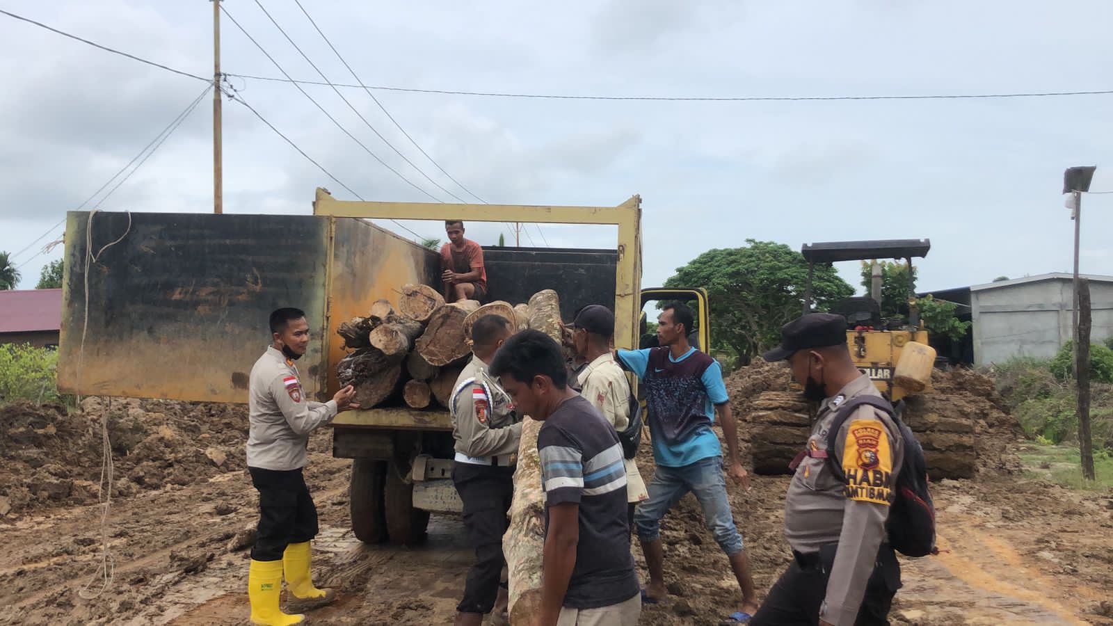 Polsek Rupat Utara Perbaiki Jalan Rusak di Desa Kadur