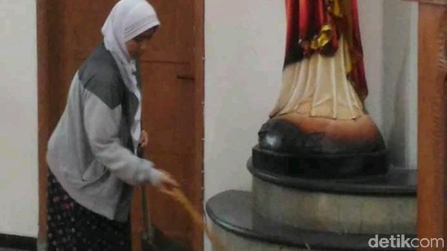 Viral Perempuan Berjilbab Bersihkan Gereja Lidwina Pasca Serangan