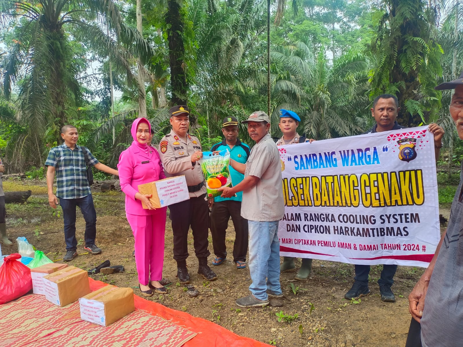 Kapolsek Batang Cenaku Gelar Cooling System dan Salurkan Bansos di Lahai Kemuning