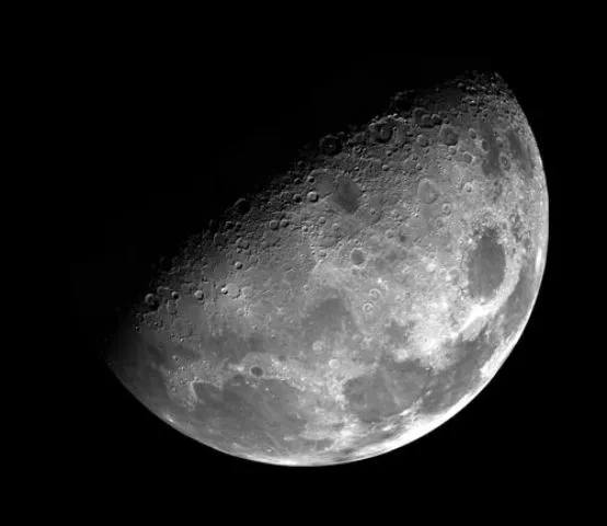 Alquran dan Sains: Bulan Ternyata Mengikuti Matahari