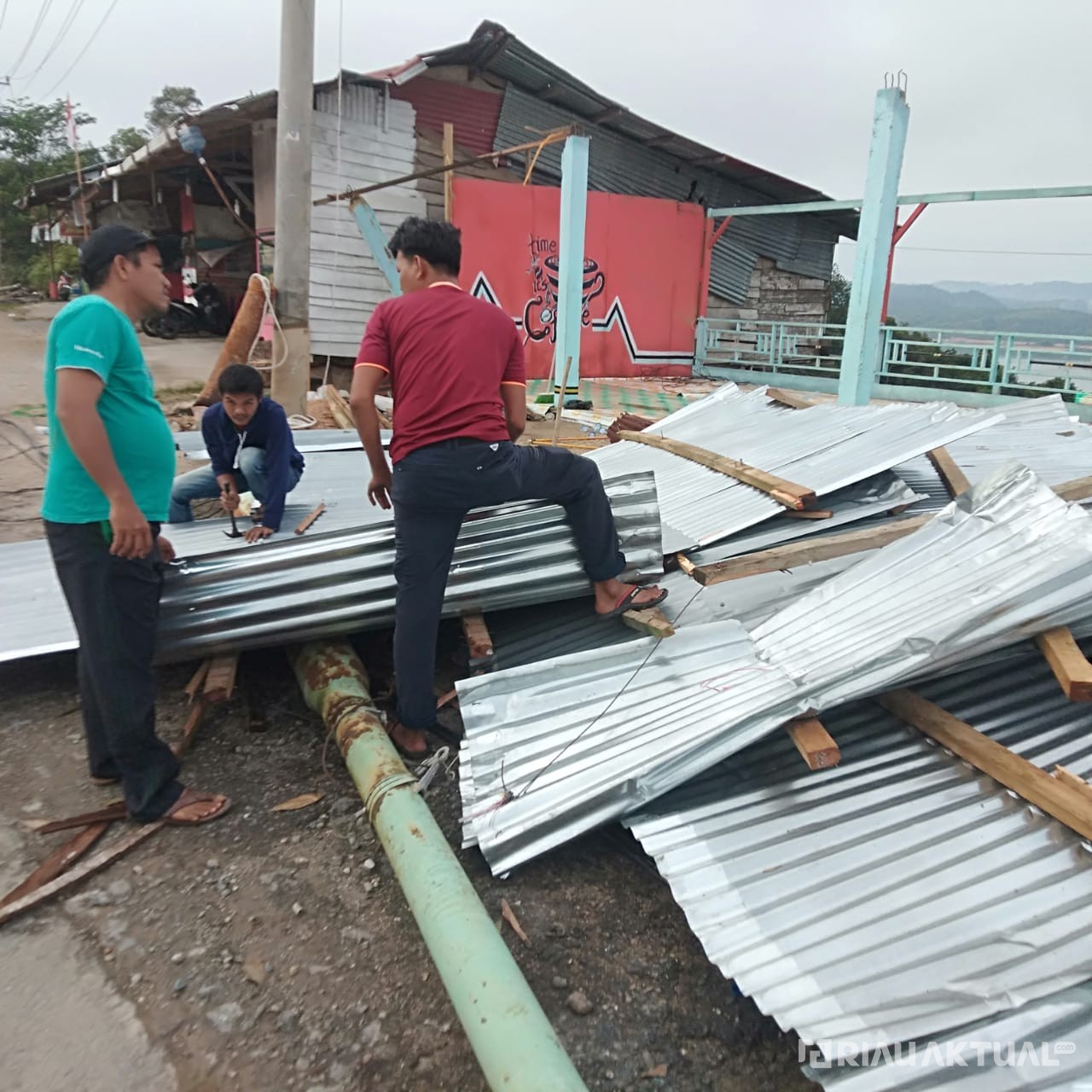 Angin Puting Beliung Robohkan Tiang Listrik PLN, Timpa 7 Kedai Warga