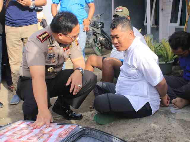 Pengedar Uang Palsu Rp 6 Miliar Selipkan Uang Asli di Setiap Bundel