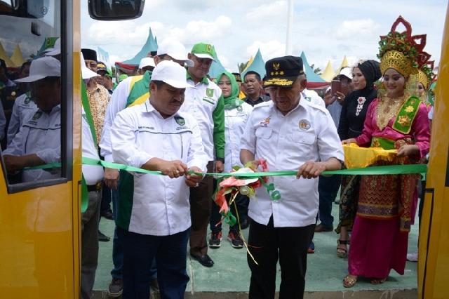 Pemkab Bengkalis Serahkan Dua Unit Bus Sekolah Gratis