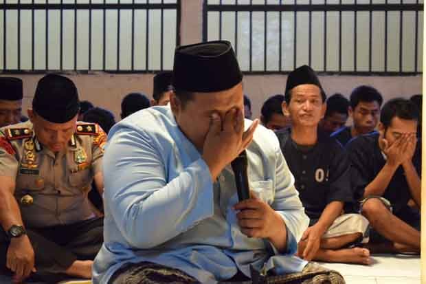 Ketika Tahanan Berurai Air Mata Ikuti Salat Taubat