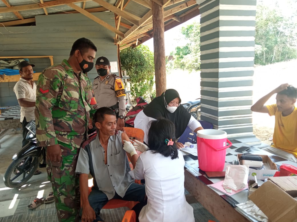 Polsek Langgam Terus Lakukan Vaksinasi untuk Lansia 