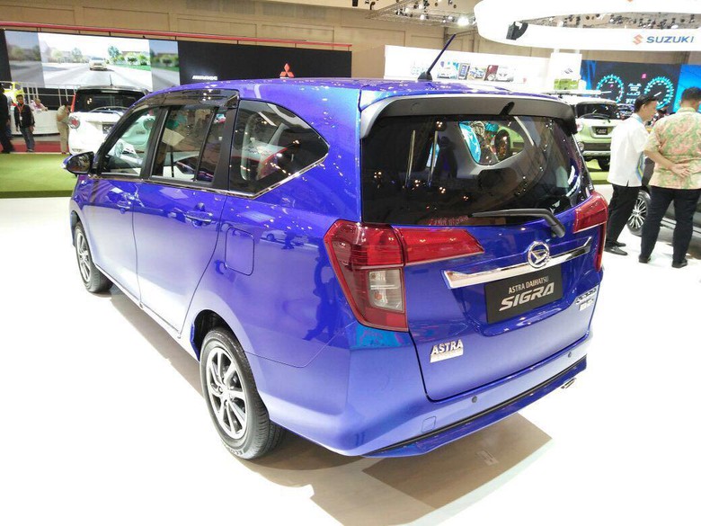 Wah, Tutup Paksa Bagasi Mobil Bisa Buat Kaca Pecah?