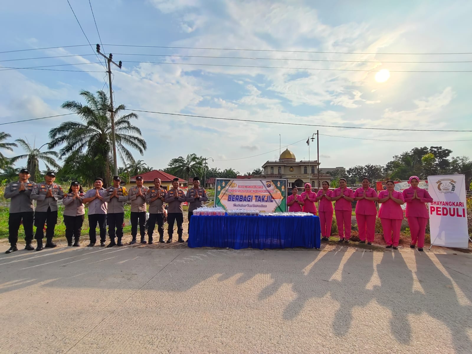 Polsek Bangko Pusako dan Bhayangkari Berbagi Takjil untuk Masyarakat di Bulan Ramadhan