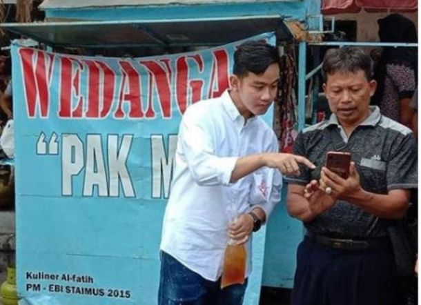 Intip Gaya Gibran Rakabuming, Anak Jokowi yang Beli Es Teh Plastik