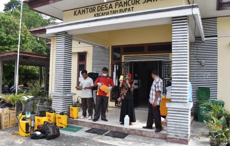 Cegah Wabah Covid-19, Kades Ini Bagikan Masker dan Lakukan Penyemprotan Disinfektan Ditempat Umum