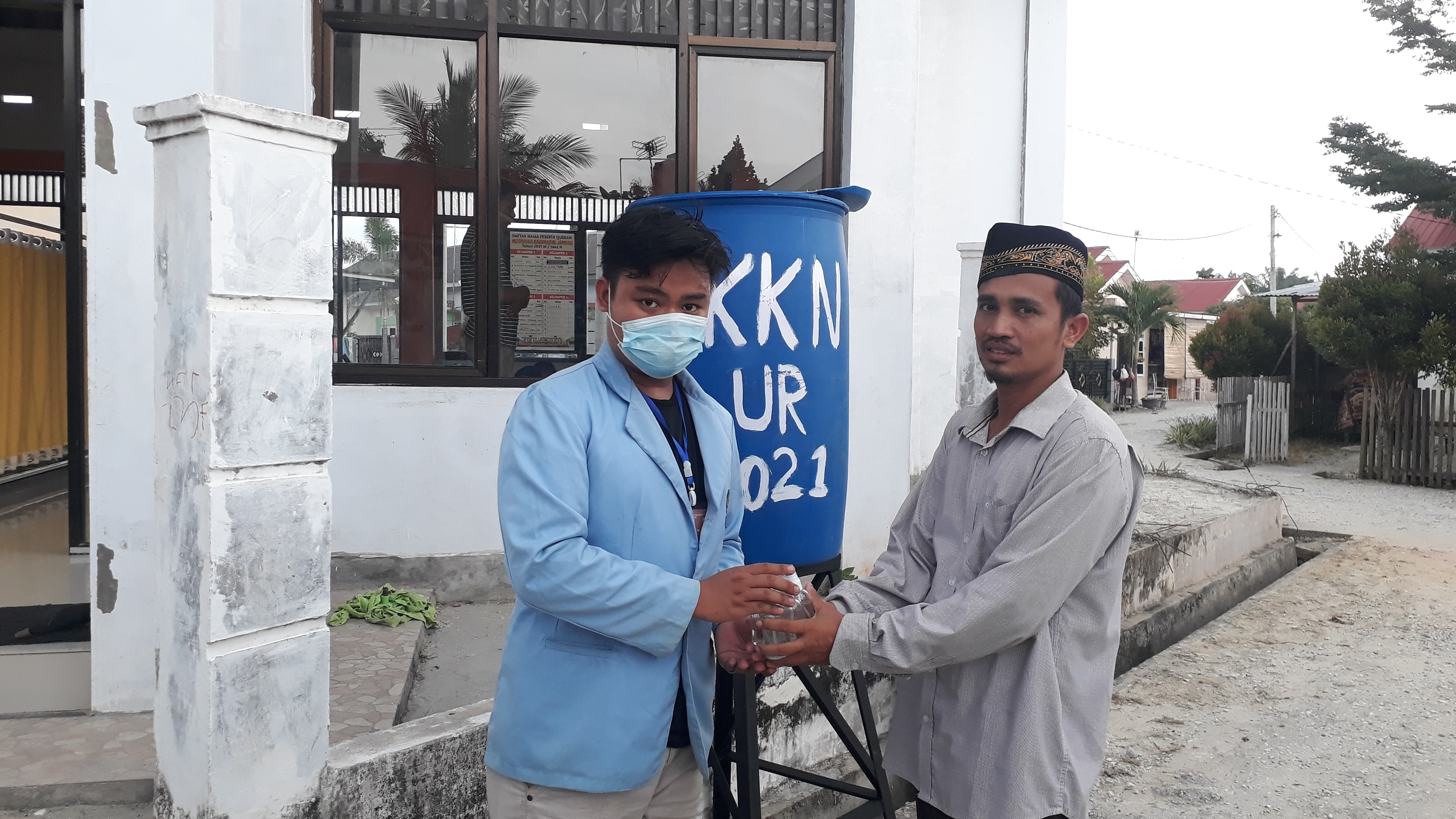 Mahasiswa Kukerta UNRI Tarai Bangun Beri Bantuan Tempat Cuci Tangan Portable di Masjid dan Musholla