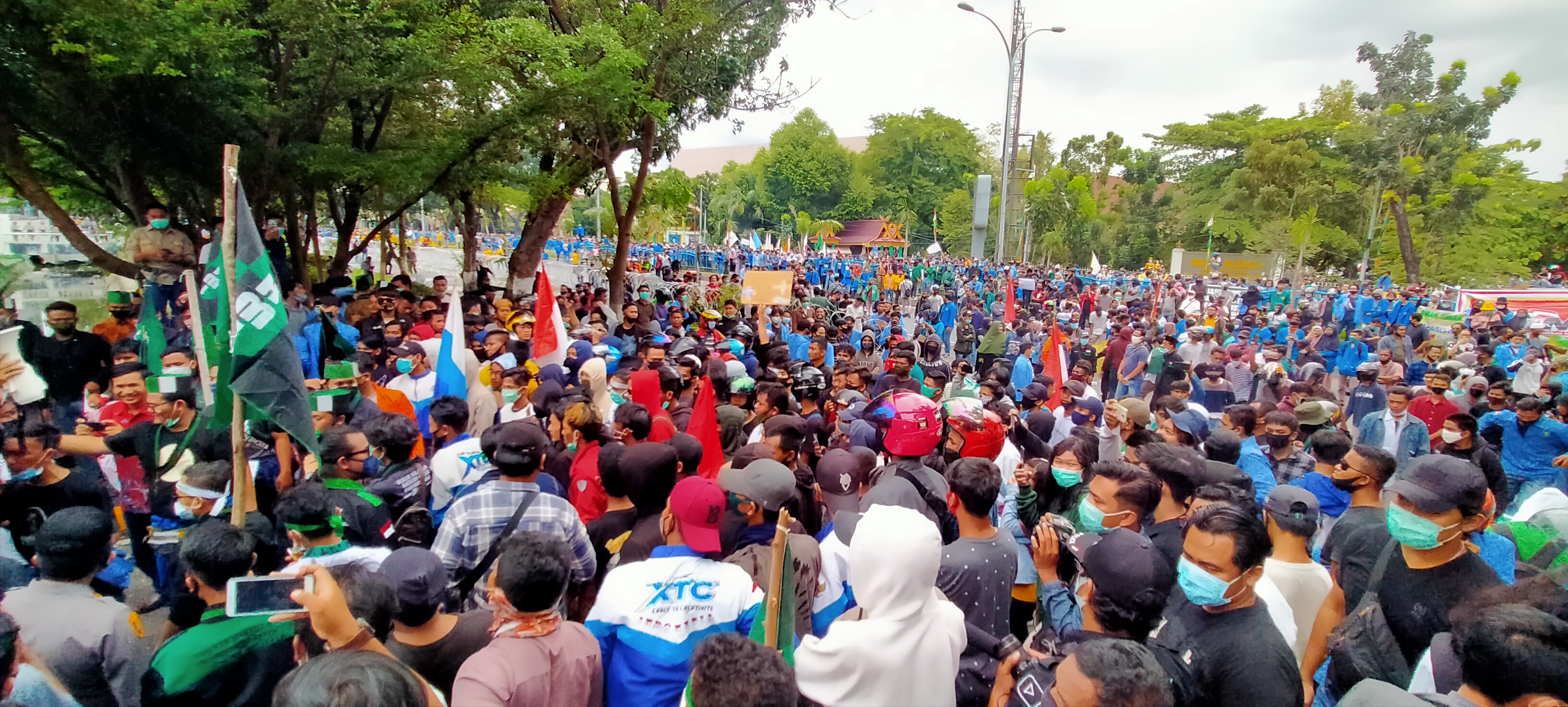Aksi Tolak UU Cilaka, Mahasiswa Kepung Gedung DPRD Riau