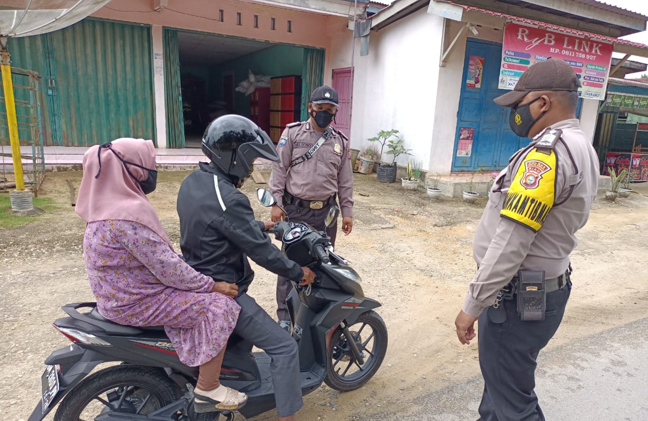 Sambangi Pengguna Jalan, Anggota Polsek Kerumutan Himbau Warga Patuhi Prokes
