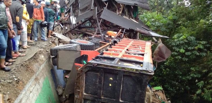 Waduh ! Rem Blong, Truk Seruduk Warung Nasi. Dua Orang Tewas