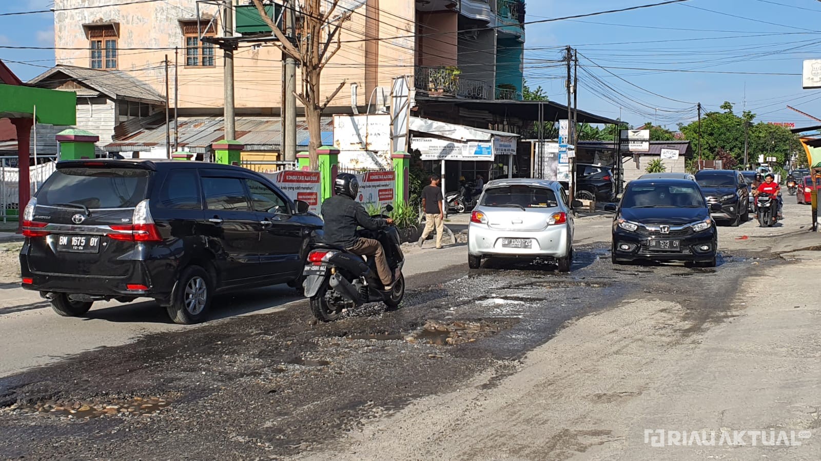Warga Keluhkan Sejumlah Jalan Rusak di Pekanbaru Tak Kunjung Ada Perbaikan