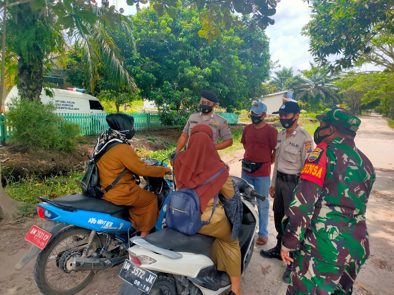 Polri dan TNI Teluk Meranti Bersama Cek Prokes Warga Melalui Pos Pantau