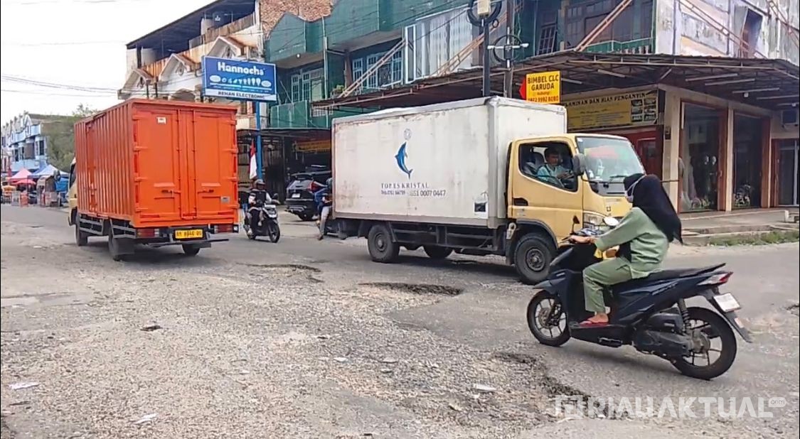 Jalan Belimbing di Pekanbaru Rusak, Warga Harapkan Perbaikan