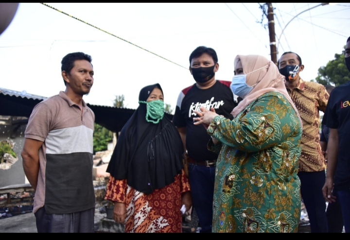 Pulang Dari Rupat, Kasmarni Langsung Tinjau Lokasi Kebakaran dan Beri Bantuan Kemanusiaan untuk 6 KK Korban