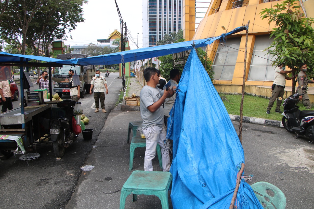 Tertibkan PKL, Satpol PP Sita Meja Pedagang hingga Banner