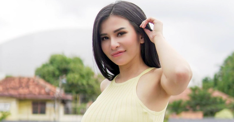 Maria Vania Cari Suami Lokal