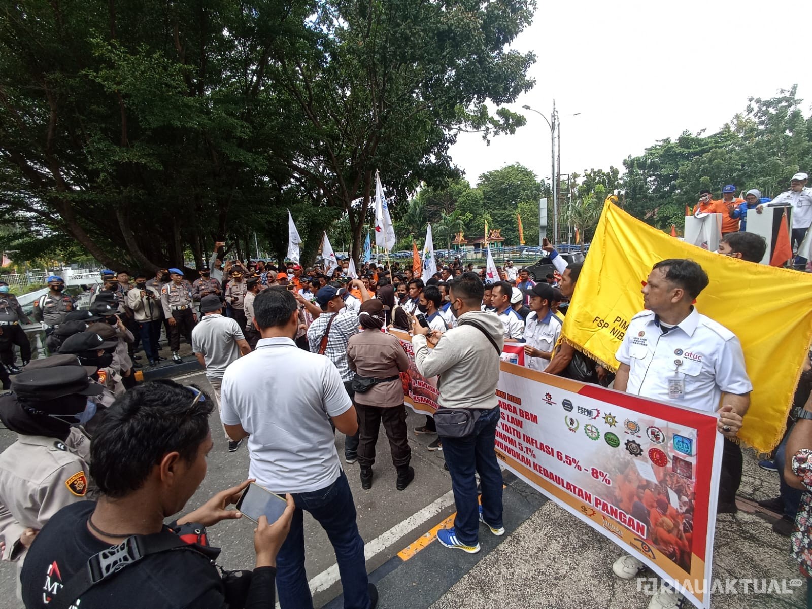 Tolak Kenaikan Harga BBM, Buruh Gelar Aksi di DPRD Riau