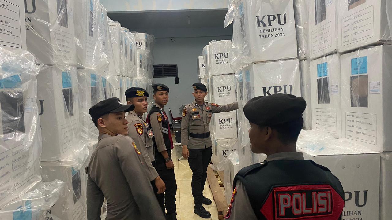 Personel Gabungan Polres Kuansing Perketat Pengamanan Gudang Logistik KPU untuk Pilkada Serentak 2024