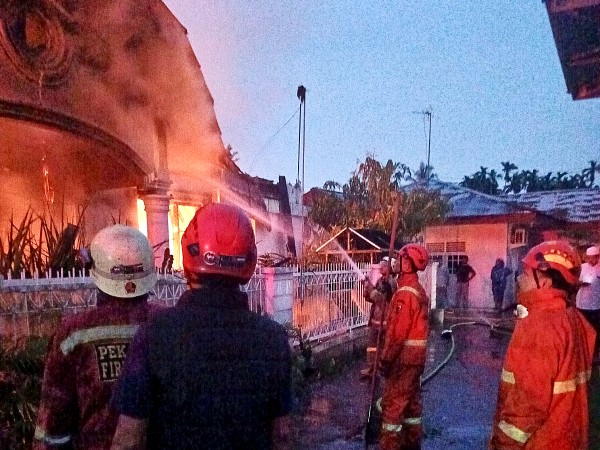 Sebuah Rumah di Pekanbaru Terbakar Subuh Tadi