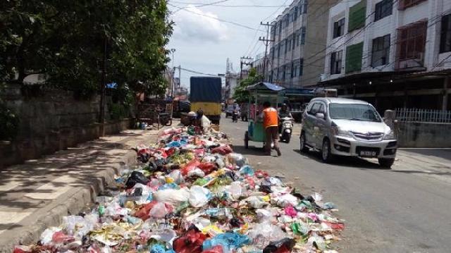 Sampah Menumpuk, Pasar Higienis Pekanbaru Tak Sesuai Nama
