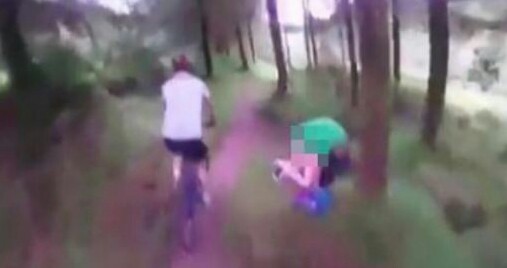 Wakakak... Siapa Nih Berindehoi di Hutan Kepergok Pesepeda?