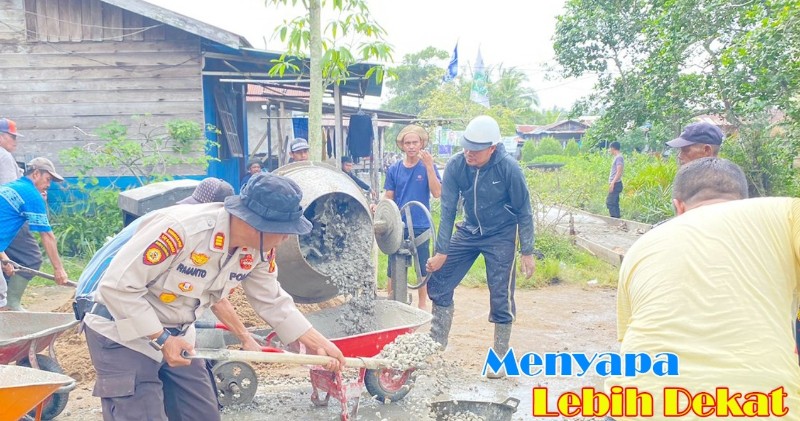 Perbaiki Jalan Rusak, Kapolsek Kateman: Agar Pemilu 2024 Lancar dan Aman