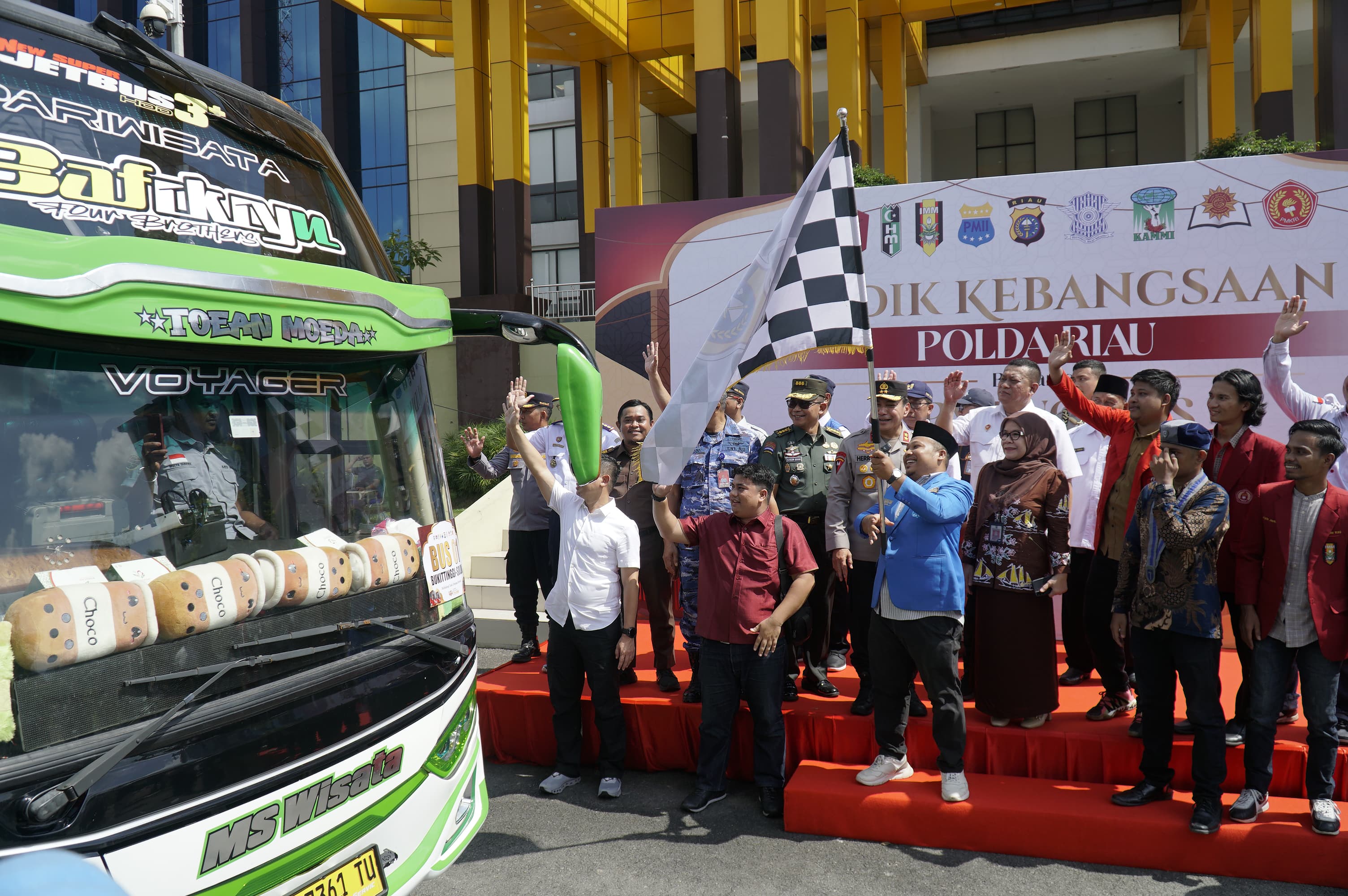 Kapolda Riau Lepas Peserta Mudik Gratis Kebangsaan 2025