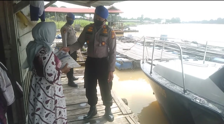 Sat Polair Polres Pelalawan Sosialisasi 3M 1T kepada Masyarakat Pinggiran Sungai dan Nelayan