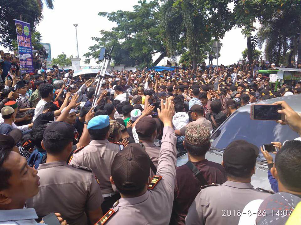 Massa #2019GantiPresiden di Pekanbaru Terus Berdatangan, Polisi Tutup Akses Keluar Mesjid An-Nur
