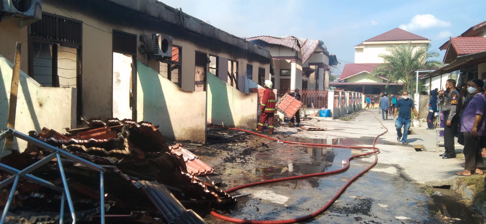 7 Mobil Damkar Berjibaku Padamkan Kebakaran 6 Unit Rumah di Pekanbaru