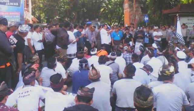 Taksi Online dan Konvensional Bentrok di Bali