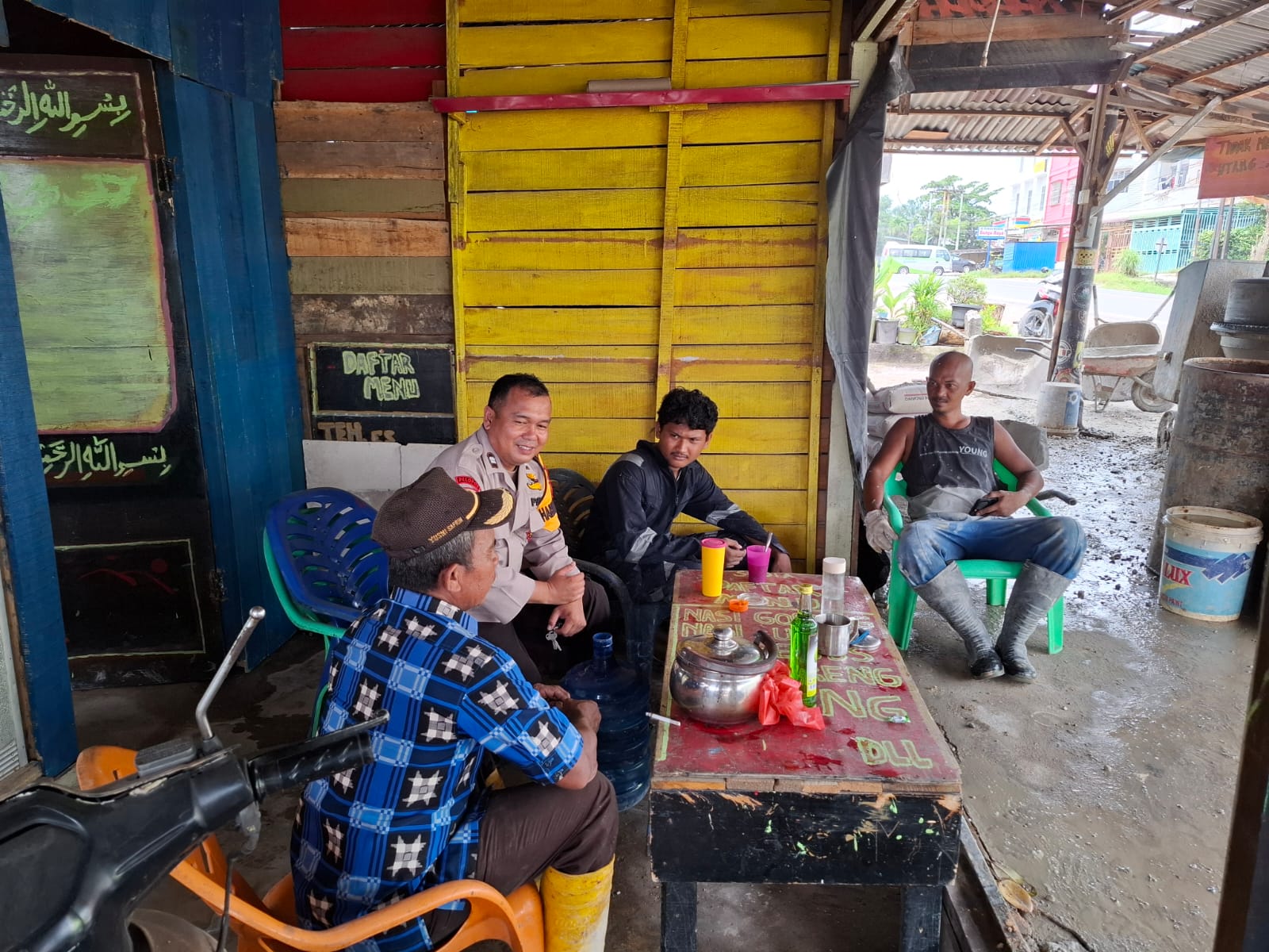 Bhabinkamtibmas Lakukan Sambang untuk Jaga Kamtibmas Menjelang Pilkada 2024