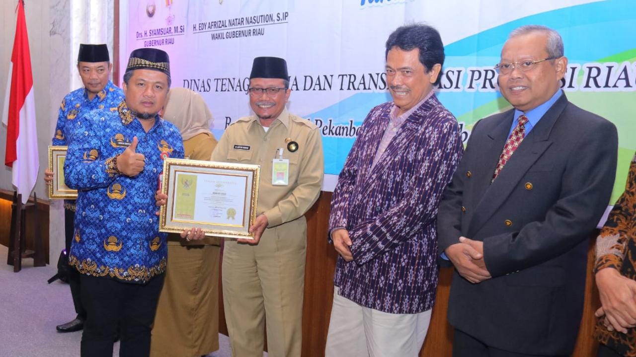 Bupati Siak Terima Piagam dan Lencana Produktivitas Dari Disnakertrans Riau